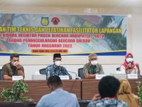 Pangerang Rahim Instruksi Dinkes Kolaborasi Lintas Sektoral Percepat Capaian Vaksinasi POJOKSULSEL.Com, PAREPARE - Wakil Wali Kota Parepare, Pangerang Rahim mengapresiasi jajaran Polres dan Kemenag Parepare yang menggelar Sejuta Vaksin Booster di Masjid Raya, Kota Parepare. Kegiatan itu dibantu oleh tim vaksinasi dari Dinas Kesehatan pemerintah kota parepare. Pangerang pun menginstruksikan Dinas Kesehatan untuk berkolaborasi dengan lintas sektoral guna mempercepat capaian vaksinasi. "Terus gencarkan vaksinasi agar tercipta Herd Immunity di Kota Parepare," ucap Pangerang. (23/4/2022). Pangerang menjelaskan bahwa jajaran Dinas Kesehatan Parepare juga perlu menginformasikan kepada masyarakat capaian vaksinasi Booster di Kota Parepare. "Mari segera melakukan vaksinasi dan tetap disiplin Protokol Kesehatan," pintanya. Hingga tanggal 16 April 2022 untuk vaksinasi dosis pertama di Kota Parepare sudah 96,20 persen, dosis kedua 78,72 persen, dan dosis ketiga atau booster 13,03 persen. (*pojoksulsel) Ketgam: Wawali Parepare H. Pangerang Rahim