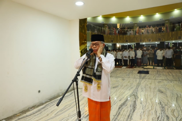 Diiringi Haru Masyarakat, Taufan Pawe Kumandangkan Azan Perdana di Masjid Terapung BJ Habibie