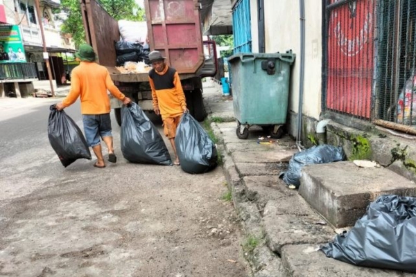 Libur Lebaran DLH Pemkot Parepare Tetap Aktif Jaga Lingkungan dan Kebersihan