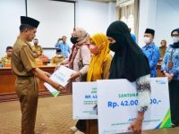 Wabup Selayar Serahkan Santunan BPJS Ketenagakerjaan Kepada Pihak Ahli Waris