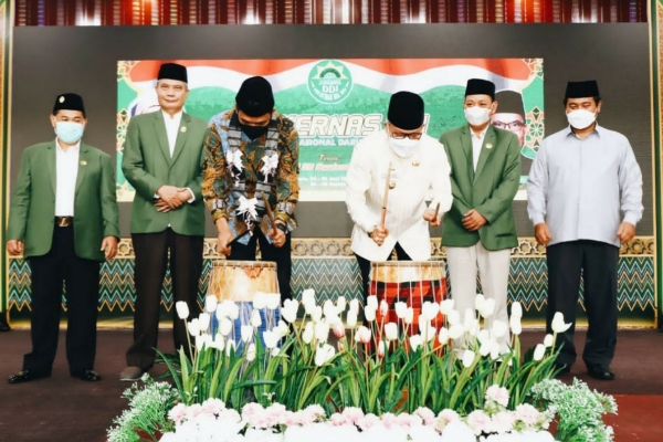 Taufan Pawe Diapresiasi Ketua Umum DDI AG. Prof Syamsul Galigo Atas Prestasinya