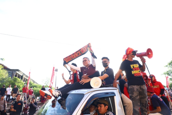 Ribuan Suporter PSM Makassar 'Arak' Taufan Pawe Menuju Stadion BJ Habibie