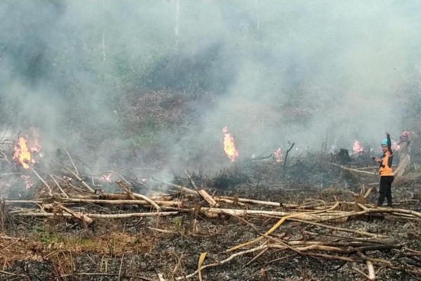 BPBD Sigap Padamkan Api di Jalan Kusnodo