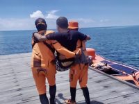 Petugas BPBD Bontang saat melakukan evakuasi korban terluka. (Doc. BPBD Bontang)