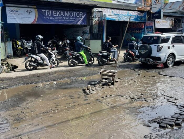 Ruas Jalan Antang, Makassar mengalami rusak berat. © Dok. Humas