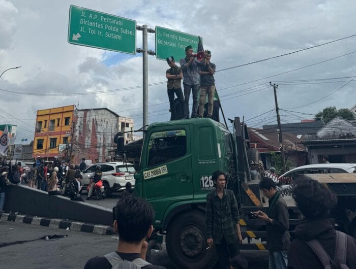 HMI Cabang Gowa Raya Gelar Aksi Hingga Malam Hari di DPRD Sulsel