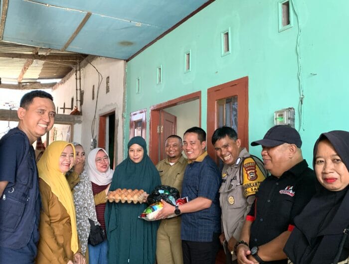 Wakil Ketua DPRD Gowa Taufik Surullah Turun Langsung Bagi-bagi Paket Sembako