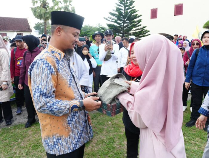 Gubernur Andi Sudirman Berikan Bantuan Rp1 Juta Per Siswa SLB di Sulsel