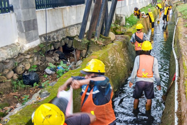 Antisipasi Banjir, Pemkot Makassar Keruk Drainase di Titik Rawan