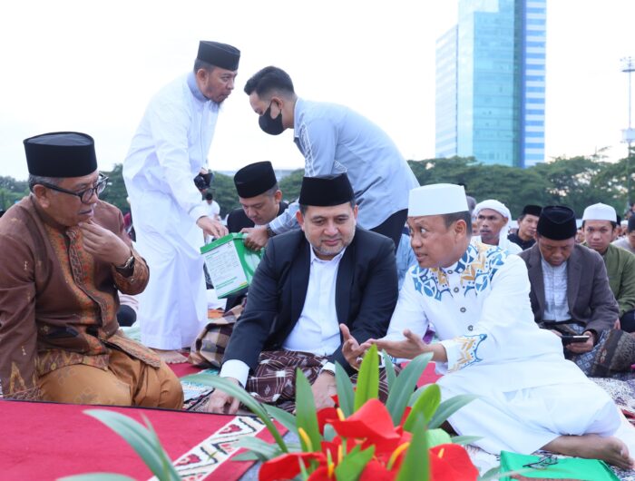 Munafri-Aliyah Bersama Ribuan Jemaah Salat Idul Adha di Lapangan Karebosi