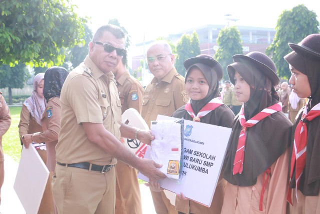 Tahun Ajaran Baru, Siswa Bulukumba Dapat Seragam Gratis