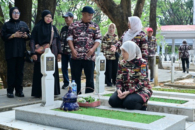 Jelang HUT RI, Aliyah Mustika Ilham Pimpin FKPPI Tabur Bunga di TMP Panaikang
