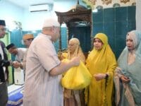 Munafri Serahkan Paket Sembako Usai Sholat Subuh Berjamaah di Mesjid Haqqul Yaqin