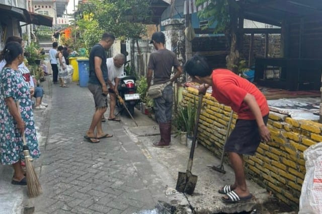 Hadir Bersama Rakyat, Muda Bergerak Sulsel Ikut Gotong Royong di Pampang Makassar