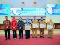 Wagub Sulsel Terima Penghargaan BKKBN atas Dukungan Bangga Kencana