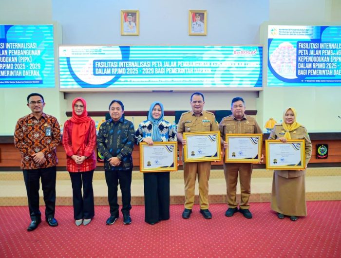 Wagub Sulsel Terima Penghargaan BKKBN atas Dukungan Bangga Kencana