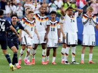 Punggawa Timnas Jerman kecewa setelah kekalahan adu penalti melawan Paraguay di Stadion Boston pada Selasa (30/6/2026). (AFP)