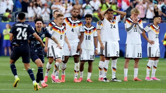 Punggawa Timnas Jerman kecewa setelah kekalahan adu penalti melawan Paraguay di Stadion Boston pada Selasa (30/6/2026). (AFP)