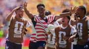 Alex Freeman (tengah) bersama Pemain Timnas Amerika Serikat merayakan gol pada laga kontra Australia di Seattle, Sabtu (20/6/2026) dini hari WIB. (AP Photo)