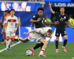 Weston McKennie (hitam) dari AS Pressing ketat pemain Turkiye, Kenan Yildiz (putih) di Stadion Los Angeles di Inglewood pada Jumat (26/6/2026). (AFP)