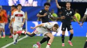 Weston McKennie (hitam) dari AS Pressing ketat pemain Turkiye, Kenan Yildiz (putih) di Stadion Los Angeles di Inglewood pada Jumat (26/6/2026). (AFP)