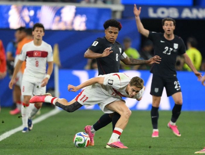Weston McKennie (hitam) dari AS Pressing ketat pemain Turkiye, Kenan Yildiz (putih) di Stadion Los Angeles di Inglewood pada Jumat (26/6/2026). (AFP)