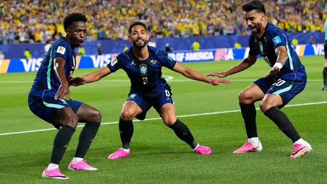 Tiga pemain Brasil, Vinicius Junior (kiri), Matheus Cunha (tengah), dan Lucas Paqueta (kanan, merayakan gol ke gawang Haiti pada laga yang digelar di Philadelphia, Sabtu (20/6/2026) pagi WIB. (AP Photo)