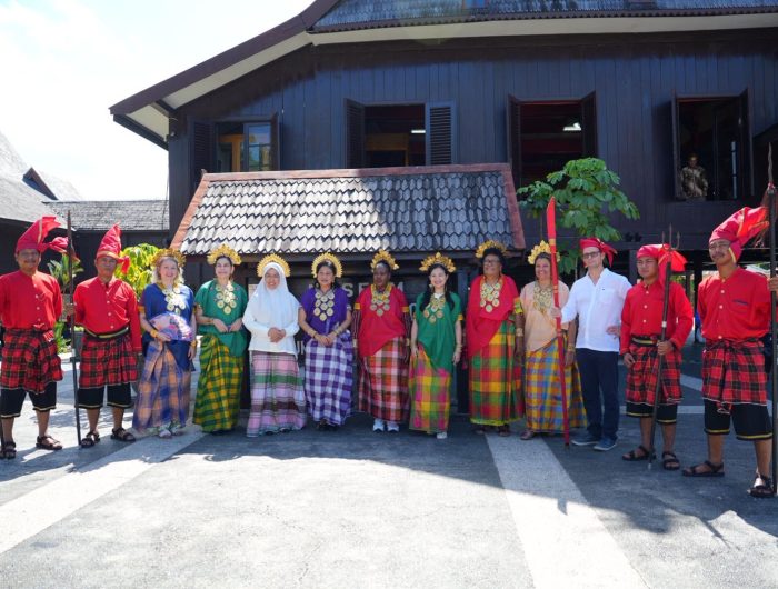 Spouse Delegasi Asing Kagumi Budaya dan Sejarah Sulsel Saat Kunjungi Balla Lompoa