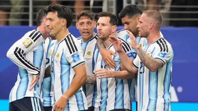 Argentina merayakan gol pertama ke gawang Austria pada laga Grup J Piala Dunia di Arlington, Texas, Selasa (23/06/2026). (AP/Tony Gutierrez)