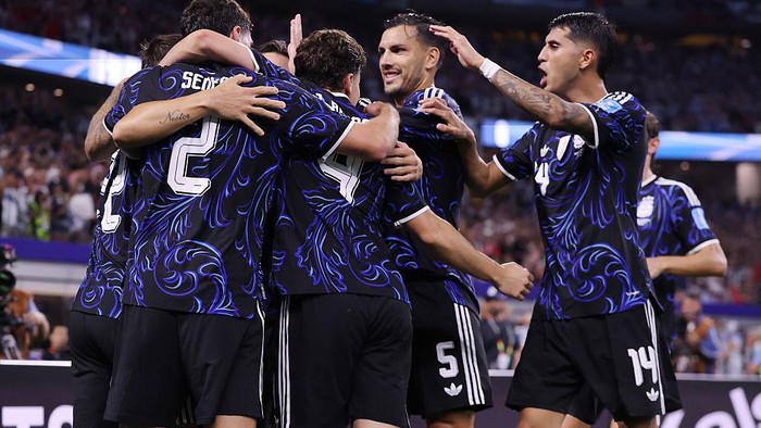 Timnas Argentina melakukan selebrasi setelah mencetak gol ke gawang Yordania pada Minggu (28/6/2026). (FIFA)