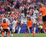 Timnas Belanda mencetak gol ketiga dari Jan-Paul van Hecke (nomor 6) melawan Tunisia di Stadion Kansas City pada Jumat (26/6/2026). (AFP)