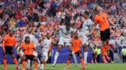 Timnas Belanda mencetak gol ketiga dari Jan-Paul van Hecke (nomor 6) melawan Tunisia di Stadion Kansas City pada Jumat (26/6/2026). (AFP)