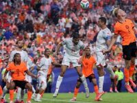 Timnas Belanda mencetak gol ketiga dari Jan-Paul van Hecke (nomor 6) melawan Tunisia di Stadion Kansas City pada Jumat (26/6/2026). (AFP)