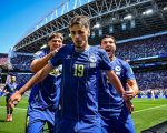 Para punggawa Bosnia berselebrasi setelah membobol gawang Qatar pada Kamis (25/6/2026). (Shutterstock)