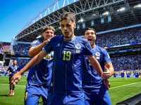 Para punggawa Bosnia berselebrasi setelah membobol gawang Qatar pada Kamis (25/6/2026). (Shutterstock)