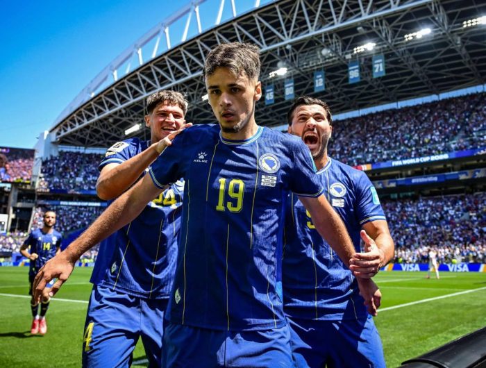 Para punggawa Bosnia berselebrasi setelah membobol gawang Qatar pada Kamis (25/6/2026). (Shutterstock)