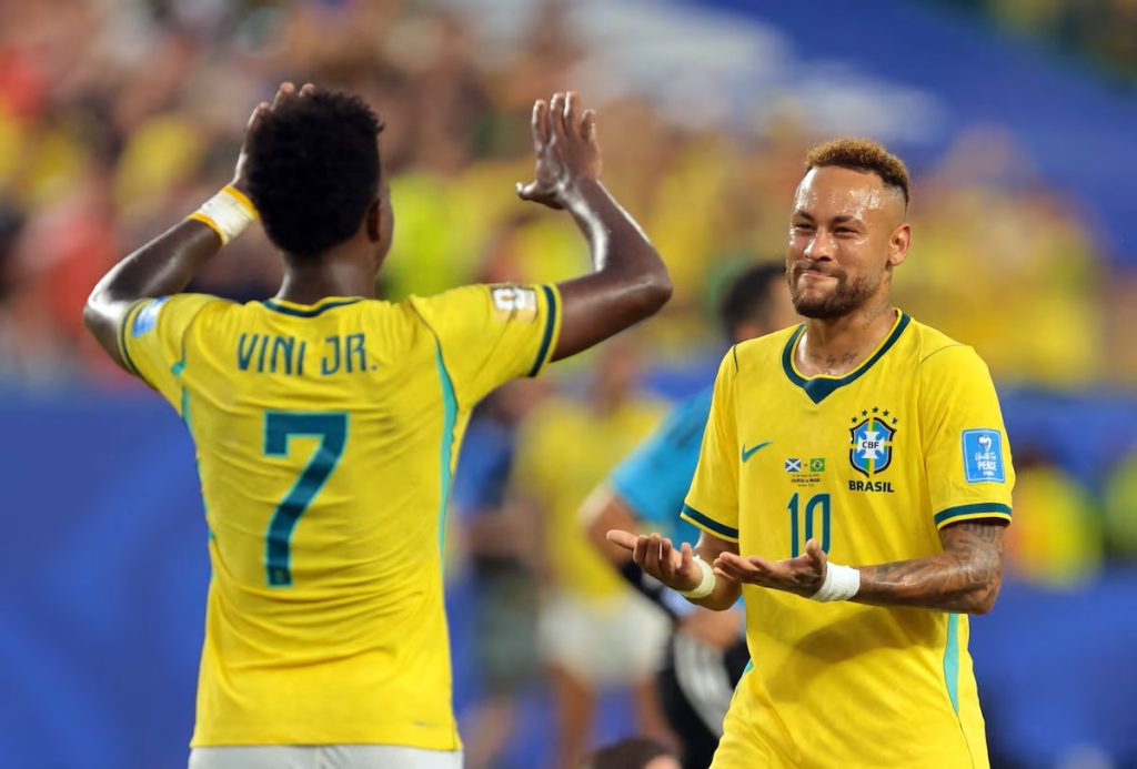 Vinicius (kiri) dan Neymar (kanan) bersama-sama melakukan perayaan gol setelah menjebol gawang Skotlandia di Miami Stadium pada Kamis (25/6/2026). (Reuters)