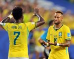 Vinicius (kiri) dan Neymar (kanan) bersama-sama melakukan perayaan gol setelah menjebol gawang Skotlandia di Miami Stadium pada Kamis (25/6/2026). (Reuters)