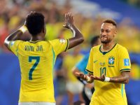 Vinicius (kiri) dan Neymar (kanan) bersama-sama melakukan perayaan gol setelah menjebol gawang Skotlandia di Miami Stadium pada Kamis (25/6/2026). (Reuters)