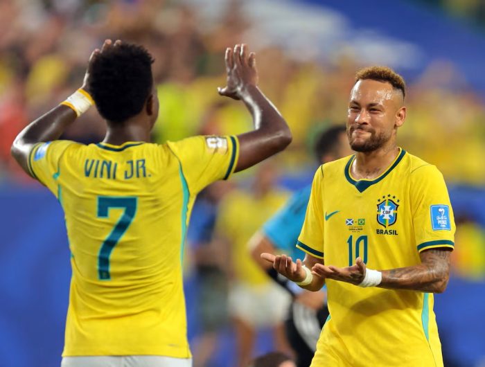 Vinicius (kiri) dan Neymar (kanan) bersama-sama melakukan perayaan gol setelah menjebol gawang Skotlandia di Miami Stadium pada Kamis (25/6/2026). (Reuters)