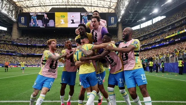 Timnas Brasil merayakan gol di menit akhir pertandingan kontra Jepang pada laga babak 32 besar Piala Dunia 2026 di Houston Stadium pada Selasa (30/6/2026). (AFP)