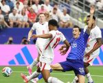 Gelandang Inggris, Jude Bellingham mencoba melewati penyerang Kroasia, Petar Musa pada laga Grup L Piala Dunia 2026 di Dallas Stadium, Arlington, Texas, pada 17 Juni 2026. (AFP)