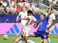 Gelandang Inggris, Jude Bellingham mencoba melewati penyerang Kroasia, Petar Musa pada laga Grup L Piala Dunia 2026 di Dallas Stadium, Arlington, Texas, pada 17 Juni 2026. (AFP)