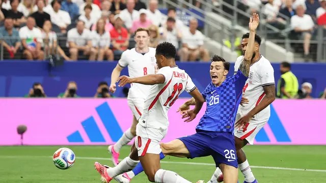 Gelandang Inggris, Jude Bellingham mencoba melewati penyerang Kroasia, Petar Musa pada laga Grup L Piala Dunia 2026 di Dallas Stadium, Arlington, Texas, pada 17 Juni 2026. (AFP)