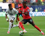 Marcus Rashford (merah) dibayangi Michael Amir Murillo (putih) di Stadion New York, New Jersey pada Minggu (28/6/2026).(AFP)