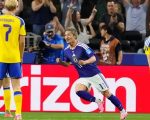 Pemain Timnas Jepang, Daizen Maeda (tengah) memecah kebuntuan melawan Swedia di Arlington, Texas, pada Jumat (26/6/2026). (AP Photo)