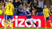 Pemain Timnas Jepang, Daizen Maeda (tengah) memecah kebuntuan melawan Swedia di Arlington, Texas, pada Jumat (26/6/2026). (AP Photo)