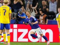 Pemain Timnas Jepang, Daizen Maeda (tengah) memecah kebuntuan melawan Swedia di Arlington, Texas, pada Jumat (26/6/2026). (AP Photo)