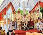 Jokowi menerima gelar adat di Kedatun Keagungan, Bandar Lampung, Sabtu (27/6/2026).