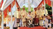 Jokowi menerima gelar adat di Kedatun Keagungan, Bandar Lampung, Sabtu (27/6/2026).